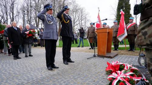 Uroczyste złożenie kwiatów pod pomnikiem podczas obchodów 83. rocznicy Zbrodni Katyńskiej. Dowódcy policji salutują pod pomnikiem.